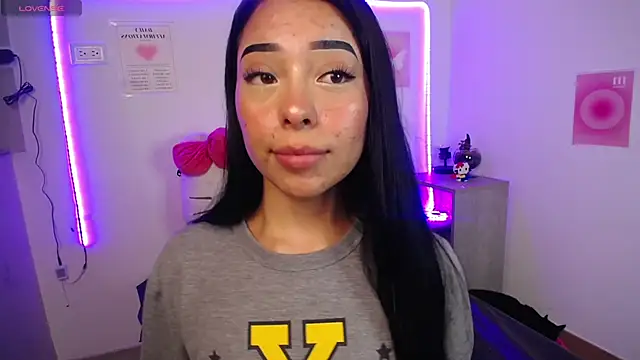 Emilybutterfly1 online show from September 9, 2025, 1:05 am