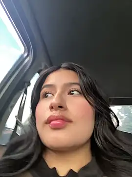 andrea gomes  online show from April 19, 2026, 9:28 pm