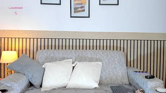 hanna mils online show from March 21, 2026, 8:19 am