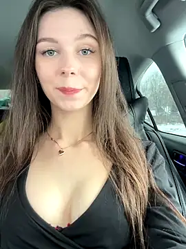 MilaBee online show from December 1, 2025, 8:26 am