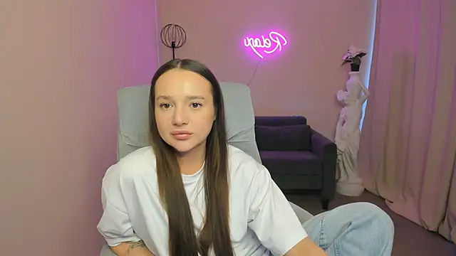 LynnaCurvin online show from March 19, 2025, 12:23 pm