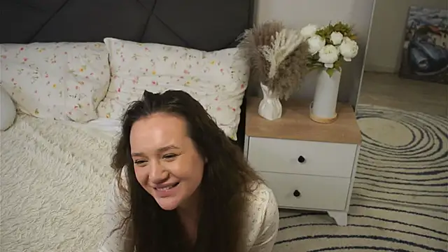 LynnaCurvin online show from March 22, 2025, 1:30 pm