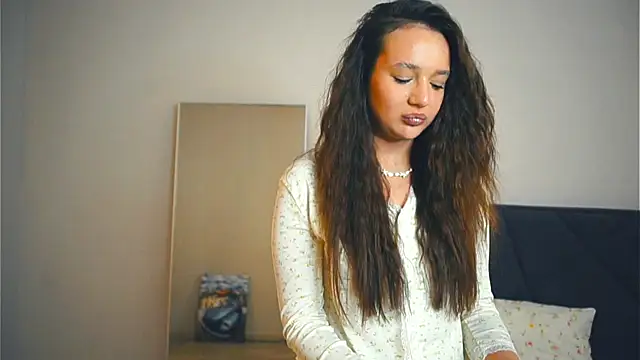 LynnaCurvin online show from March 21, 2025, 12:17 pm