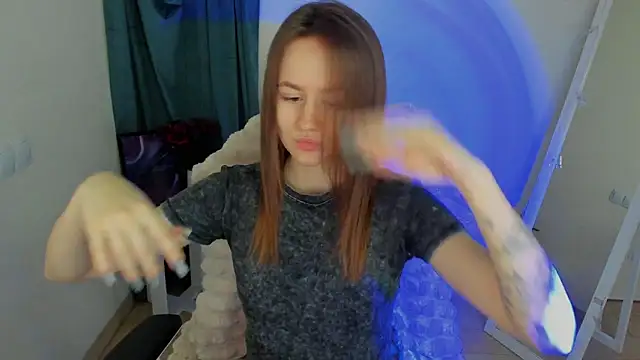 Snapshot of Catherine_e chatting on December 3, 2025, 7:35 pm Catherine e online show from December 3, 2025, 7:35 pm