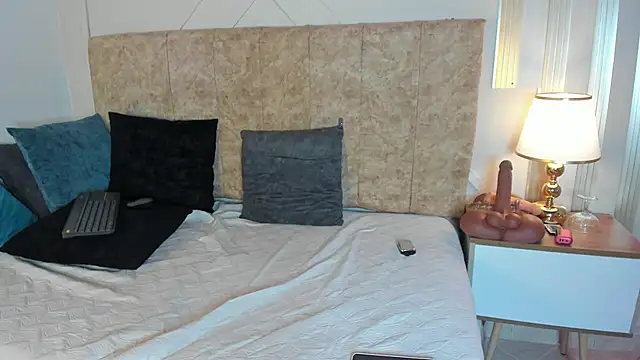 angelinarouse  online show from November 23, 2025, 4:50 pm