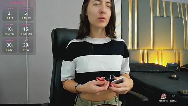 Snapshot of SaraJonness chatting on November 10, 2025, 1:05 pm SaraJonness online show from November 10, 2025, 1:05 pm