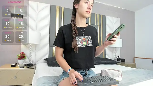 Snapshot of SaraJonness chatting on November 1, 2025, 1:05 pm SaraJonness online show from November 1, 2025, 1:05 pm