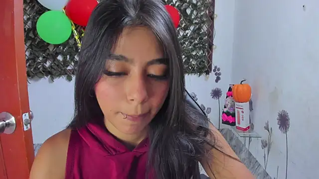 Snapshot of Sarahbrowm_ chatting on October 28, 2025, 7:46 pm Sarahbrowm online show from October 28, 2025, 7:46 pm