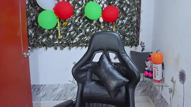 Snapshot of Sarahbrowm_ chatting on October 28, 2025, 2:45 am Sarahbrowm online show from October 28, 2025, 2:45 am