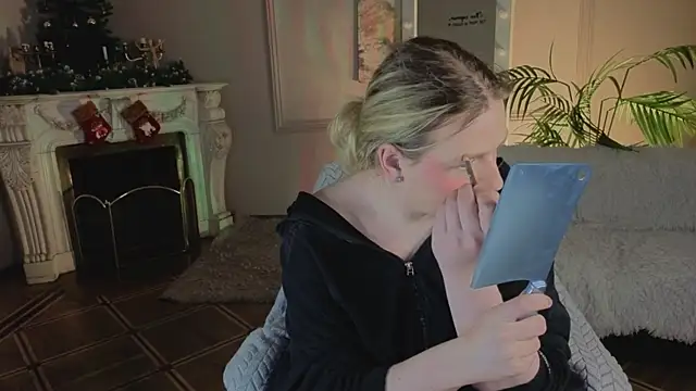 Snapshot of Jes_Solar chatting on December 17, 2025, 10:04 pm Jes Solar online show from December 17, 2025, 10:04 pm