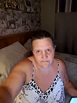 MissQueenBeex online show from October 28, 2025, 10:09 pm