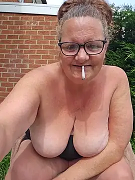 Snapshot of MissQueenBeex chatting on May 28, 2026, 2:23 pm MissQueenBeex online show from May 28, 2026, 2:23 pm