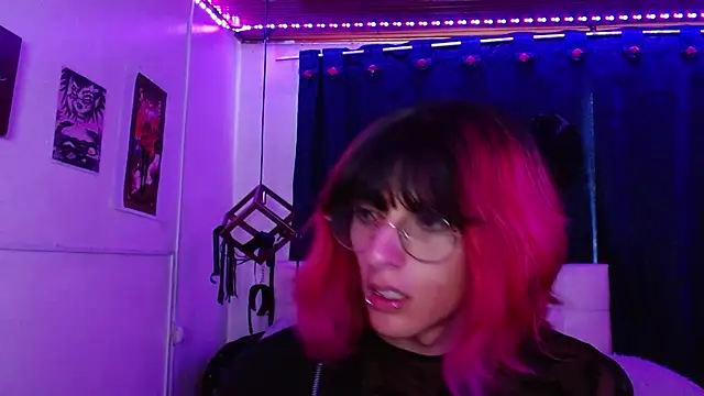 Snapshot of goth_minerva chatting on November 18, 2025, 2:31 pm goth minerva online show from November 18, 2025, 2:31 pm