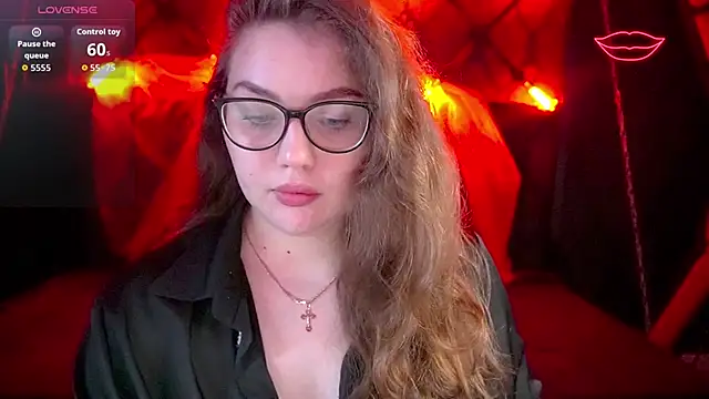 Snapshot of LuxSopphia chatting on November 8, 2025, 8:34 pm LuxSopphia online show from November 8, 2025, 8:34 pm