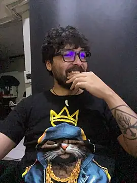 Snapshot of Freakydrag chatting on November 15, 2025, 4:05 am Freakydrag online show from November 15, 2025, 4:05 am