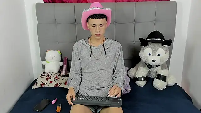 jeims hotboy online show from July 4, 2026, 12:32 pm
