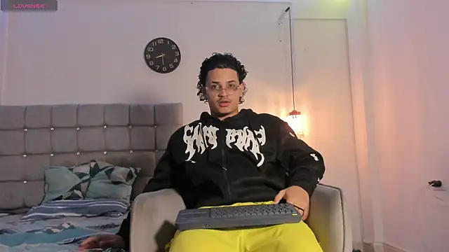 samxx muscle online show from December 5, 2025, 1:32 pm