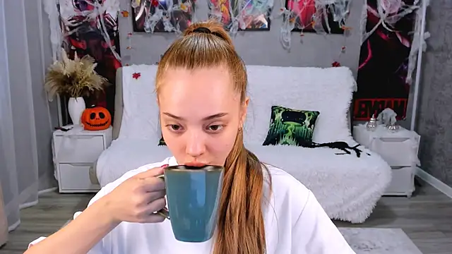 MelanieAlves online show from November 8, 2025, 6:06 am