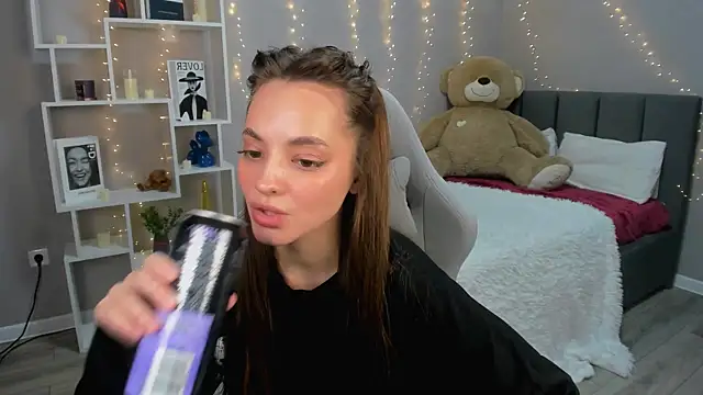 MelanieAlves online show from February 11, 2026, 12:38 pm