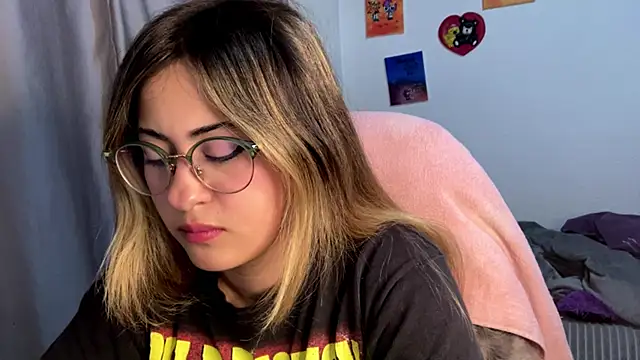 emma  bell  online show from October 24, 2025, 10:09 pm