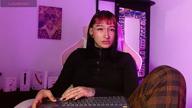 SharaRoss1 online show from May 16, 2026, 8:52 pm