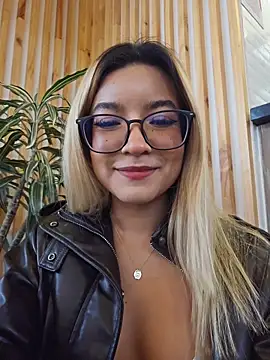 Pretty roxxyy online show from April 1, 2026, 2:25 pm