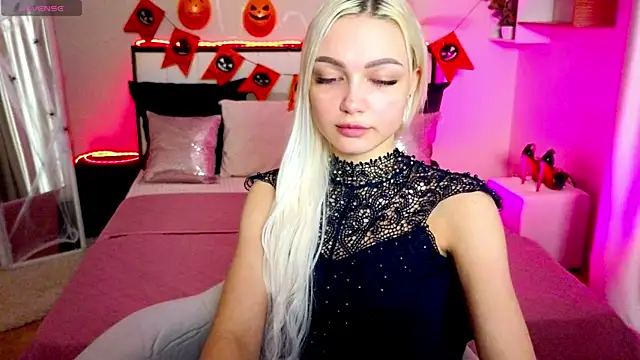 Snapshot of LinaLirian chatting on October 28, 2025, 1:43 pm LinaLirian online show from October 28, 2025, 1:43 pm