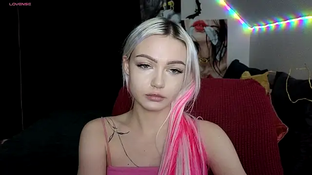 Snapshot of LinaLirian chatting on November 27, 2025, 8:53 pm LinaLirian online show from November 27, 2025, 8:53 pm