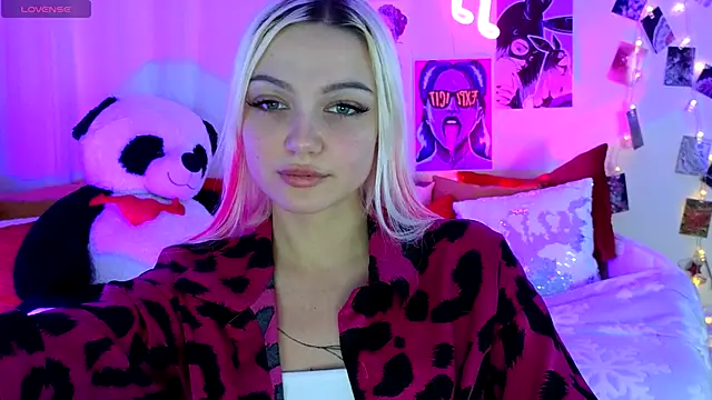 Snapshot of LinaLirian chatting on November 18, 2025, 2:53 pm LinaLirian online show from November 18, 2025, 2:53 pm