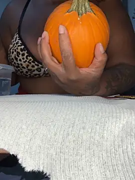 Snapshot of RoyalQueen2u chatting on September 24, 2025, 12:29 am RoyalQueen2u online show from September 24, 2025, 12:29 am