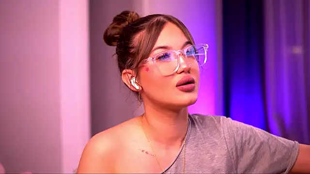 Snapshot of AryaDeluna chatting on September 19, 2025, 5:28 pm AryaDeluna online show from September 19, 2025, 5:28 pm