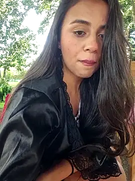 Lunaluxe1001 online show from December 4, 2025, 1:21 pm