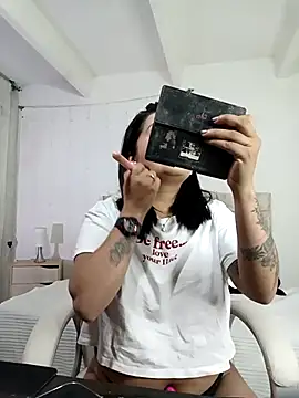 Snapshot of mia_traveluxe chatting on October 29, 2025, 4:00 am mia traveluxe online show from October 29, 2025, 4:00 am