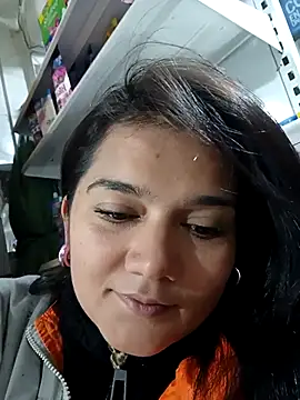 Snapshot of mia_traveluxe chatting on December 5, 2025, 4:44 am mia traveluxe online show from December 5, 2025, 4:44 am