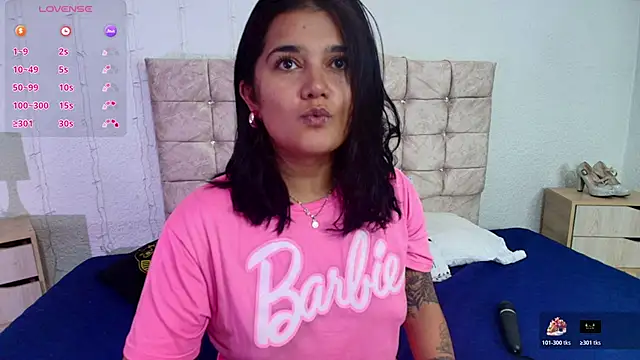 Snapshot of mia_traveluxe chatting on December 2, 2025, 4:36 am mia traveluxe online show from December 2, 2025, 4:36 am