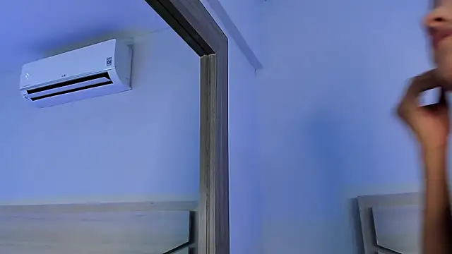 Snapshot of ZoeMorris chatting on October 15, 2025, 11:40 am ZoeMorris online show from October 15, 2025, 11:40 am