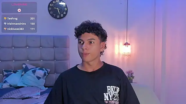 Snapshot of Santy_Stump chatting on September 15, 2025, 10:21 pm Santy Stump online show from September 15, 2025, 10:21 pm