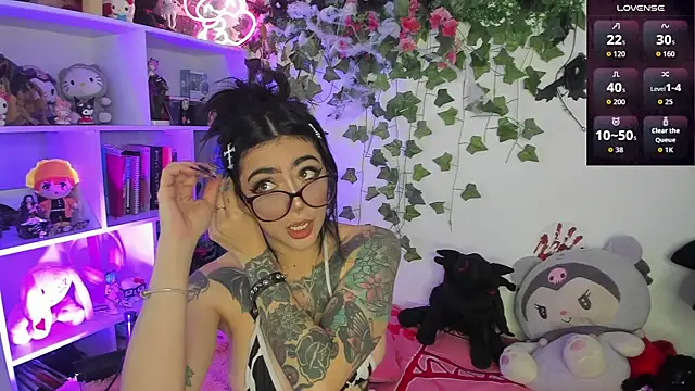 sarahminage  online show from November 18, 2025, 9:07 pm