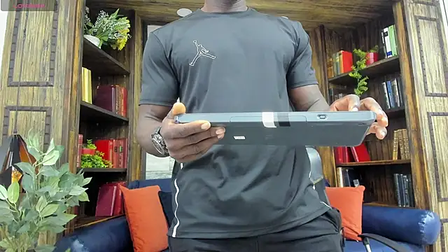 Snapshot of MarcusBlack_ chatting on November 27, 2025, 11:43 am MarcusBlack online show from November 27, 2025, 11:43 am