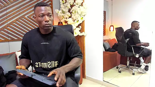 Snapshot of MarcusBlack_ chatting on November 14, 2025, 11:36 am MarcusBlack online show from November 14, 2025, 11:36 am