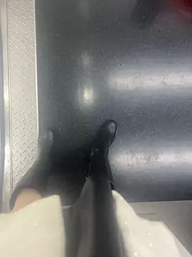 xiaoyuan01 online show from December 23, 2025, 1:38 am