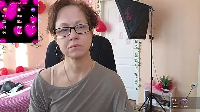 Snapshot of Ronda_Roni chatting on February 18, 2026, 6:44 am Ronda Roni online show from February 18, 2026, 6:44 am