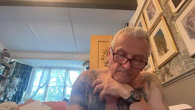 Snapshot of poggles chatting on July 6, 2026, 3:03 pm poggles online show from July 6, 2026, 3:03 pm