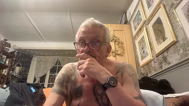 Snapshot of poggles chatting on May 27, 2026, 10:06 pm poggles online show from May 27, 2026, 10:06 pm