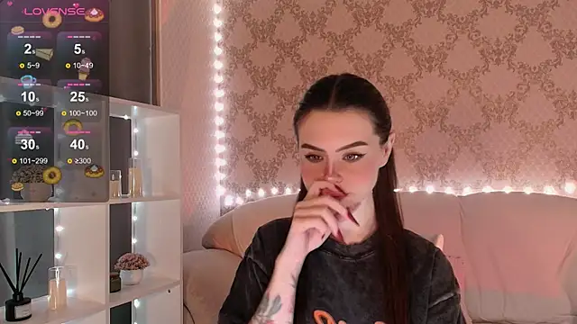 Snapshot of HolyMiax chatting on November 23, 2025, 3:27 am HolyMiax online show from November 23, 2025, 3:27 am