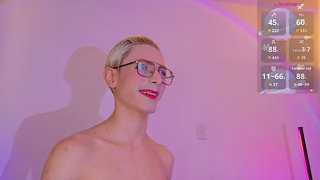 liiamluna  online show from June 5, 2026, 11:16 am