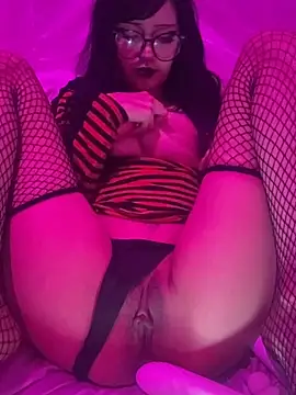 YourDevilGirl  online show from April 17, 2026, 7:33 am