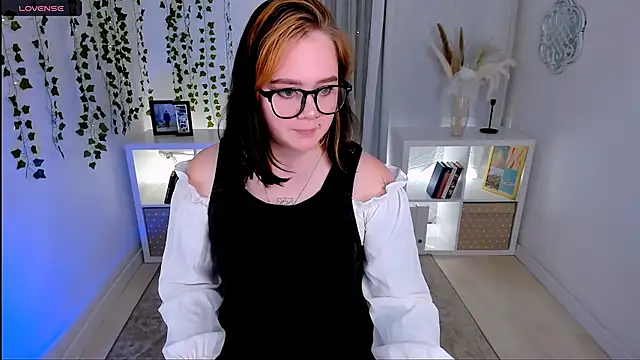 lunaalli online show from October 11, 2025, 4:19 pm