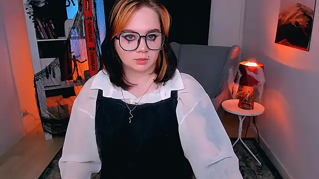 lunaalli online show from October 24, 2025, 4:28 pm