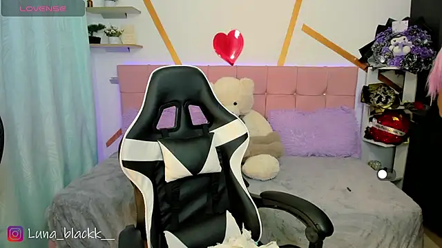 Luna blackk online show from April 12, 2026, 11:52 pm